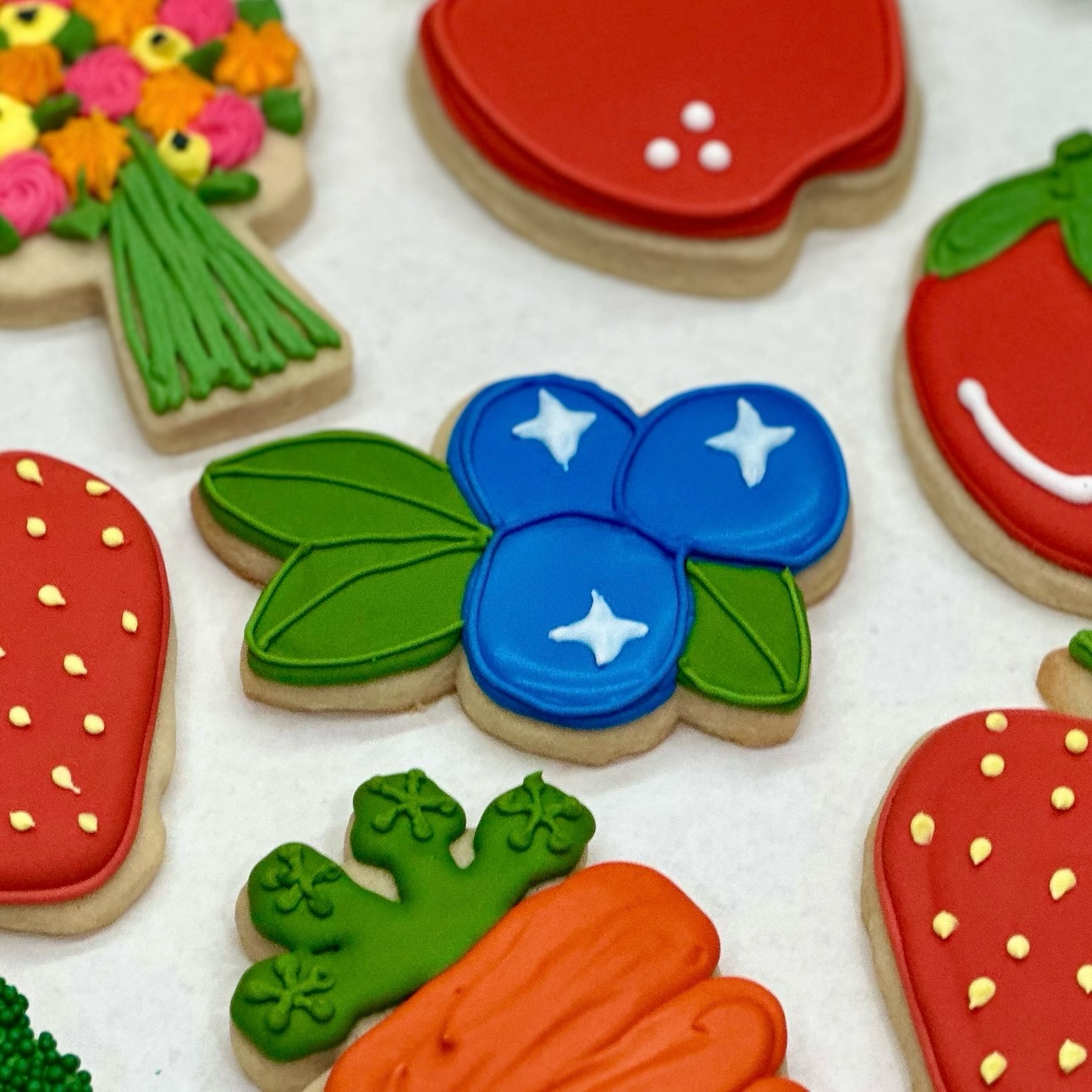 🍅 It’s finally farmers market season! 🥦
While these cookies were actually for a baby shower, we absolutely love the farmers market theme! From broccoli florets to ripe tomatoes, each cookie has its own personality.
.
.
.
.
.
#farmersmarket #farmersmarkettheme #cookieset #farmersmarketcookies #cookiedesign #cookie #cookies #sugarcookie #sugarcookiesofinstagram #sugarcookies #sugarcookiedecorator #sugarcookiedecorating #ballardfarmersmarket #fremontfarmersmarket #edmondsfarmersmarket #seattlefarmersmarket #universitydistrictfarmersmarket #shorelinefarmersmarket #lakecityfarmersmarket #bellevuefarmersmarket #capitolhillfarmersmarket #westseattlefarmersmarket #seattle #seattlebakery #seattledesserts #seattlefood #seattlesmallbusiness #seattlecookies #cookiegram #cookieart