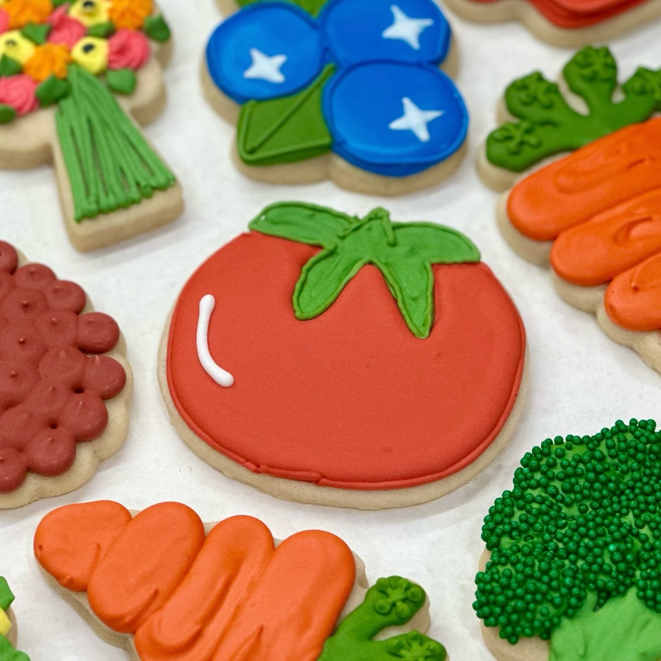 🍅 It’s finally farmers market season! 🥦
While these cookies were actually for a baby shower, we absolutely love the farmers market theme! From broccoli florets to ripe tomatoes, each cookie has its own personality.
.
.
.
.
.
#farmersmarket #farmersmarkettheme #cookieset #farmersmarketcookies #cookiedesign #cookie #cookies #sugarcookie #sugarcookiesofinstagram #sugarcookies #sugarcookiedecorator #sugarcookiedecorating #ballardfarmersmarket #fremontfarmersmarket #edmondsfarmersmarket #seattlefarmersmarket #universitydistrictfarmersmarket #shorelinefarmersmarket #lakecityfarmersmarket #bellevuefarmersmarket #capitolhillfarmersmarket #westseattlefarmersmarket #seattle #seattlebakery #seattledesserts #seattlefood #seattlesmallbusiness #seattlecookies #cookiegram #cookieart